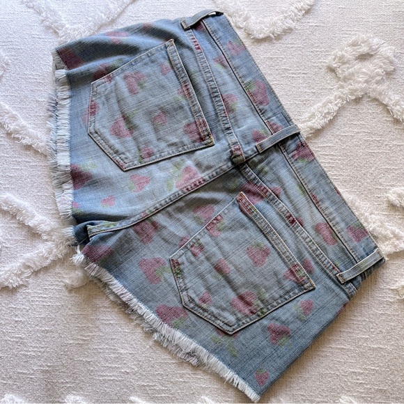Current Elliot Vintage Strawberry Print Cut Off Jean Shorts Size 27 - Picture 9 of 10